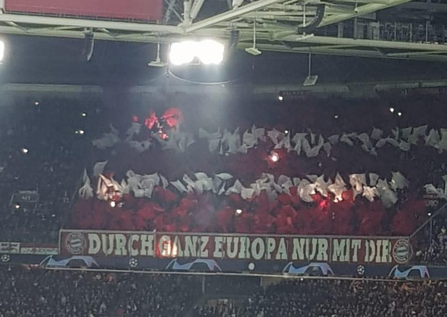 Die Choreografie der FC Bayern-Fans.<br />Bild: Uitvak“><figcaption>Die Choreografie der FC Bayern-Fans.<br />Bild: Uitvak</figcaption></figure>
            </div>

                    </article>

                <section class=