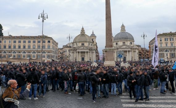 Eintracht-Fans auf dem Piazza del Popolo in Rom.<br />Bild: Eintracht-Online.net”><figcaption>Eintracht-Fans auf dem Piazza del Popolo in Rom.<br />Bild: Eintracht-Online.net</figcaption></figure>
<figure><img decoding=