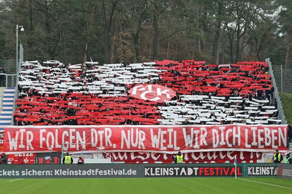 Die Choreografie im Gästeblock.<br />Bild: www.der-betze-brennt.de”><figcaption>Die Choreografie im Gästeblock.<br />Bild: www.der-betze-brennt.de</figcaption></figure>
<figure><img decoding=