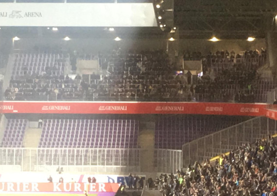 Die meisten Rapid Wien-Fans schafften es wegen der Polizeiaktion nicht ins Stadion.<br />Bild: privat“><figcaption>Die meisten Rapid Wien-Fans schafften es wegen der Polizeiaktion nicht ins Stadion.<br />Bild: privat</figcaption></figure>
<figure><img decoding=