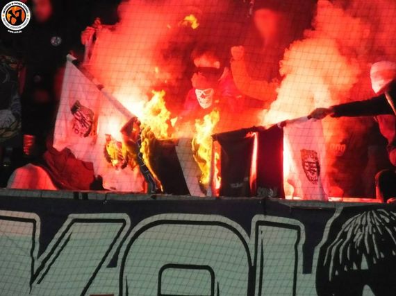 Geklautes Rapid-Fanmaterial in Händen von FAK-Fans. Bild: Unterwegs in Sachen Fussball - www.uisf.de