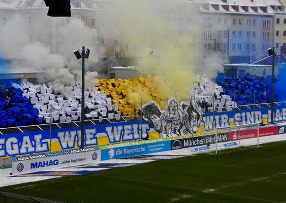 Die mit Rauch untermalte Choreografie der FCC-Fans.<br />Bild: 2mal45″><figcaption>Die mit Rauch untermalte Choreografie der FCC-Fans.<br />Bild: 2mal45</figcaption></figure>
<figure><img decoding=