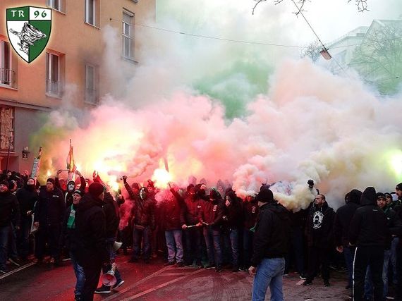 Während des Fanmarsches wurde viel Pyrotechnik gezündet.<br />Bild: TornadosRapid.at“><figcaption>Während des Fanmarsches wurde viel Pyrotechnik gezündet.<br />Bild: TornadosRapid.at</figcaption></figure>
<figure><img decoding=