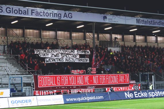 Spruchband der SV Wehen-Fans.<br />Bild: supremusdilectio2008.wordpress.com”><figcaption>Spruchband der SV Wehen-Fans.<br />Bild: supremusdilectio2008.wordpress.com</figcaption></figure>
<figure><img decoding=