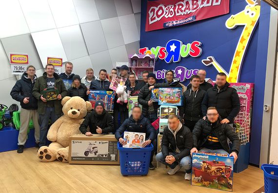 Die Ultras Gelsenkirchen im Spielzeugladen.<br />Bild: Ultras-GE.de”><figcaption>Die Ultras Gelsenkirchen im Spielzeugladen.<br />Bild: Ultras-GE.de</figcaption></figure>
<figure><img decoding=