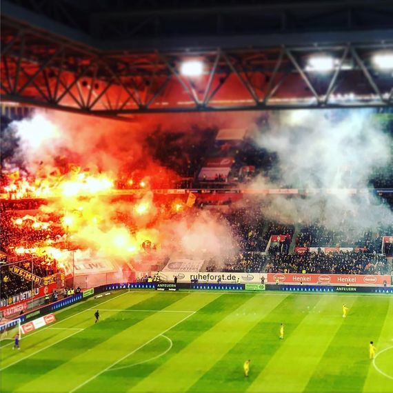 Die Pyroshow der BVB-Ultras in Düsseldorf. Bild: matthiasdersch
