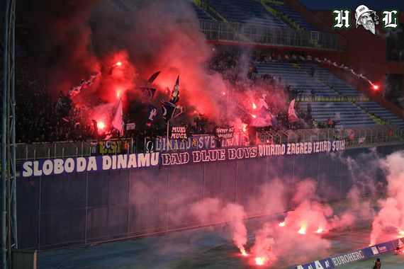 Pyroaktion der Bad Blue Boys.<br />Bild: Halunken 1919″><figcaption>Pyroaktion der Bad Blue Boys.<br />Bild: Halunken 1919</figcaption></figure>
<figure><img decoding=