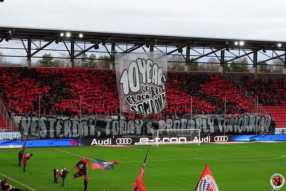 Die Choreografie zu zehn Jahren Black Red Company.<br />Bild: Unterwegs in Sachen Fussball – www.uisf.de”><figcaption>Die Choreografie zu zehn Jahren Black Red Company.<br />Bild: Unterwegs in Sachen Fussball – www.uisf.de</figcaption></figure>
<figure><img decoding=