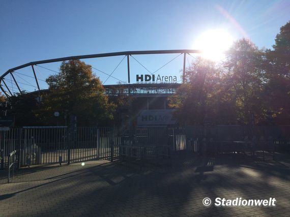 Bei einer Flyerverteilung hinter der Nordkurve kam es gestern zu Auseinandersetzungen zwischen Hannover 96-Fans.<br />Bild: Stadionwelt”><figcaption>Bei einer Flyerverteilung hinter der Nordkurve kam es gestern zu Auseinandersetzungen zwischen Hannover 96-Fans.<br />Bild: Stadionwelt</figcaption></figure>
                </div>
                
                <!-- YouTube (Meta-Feld) -->
                
            </div>
        </article>

                <script>
        (function() {
            var root = document.querySelector('.ff-single-news-gallery');
            if (!root) return;
            var slides = root.querySelectorAll('.ff-single-news-gallery-slide');
            var dots = root.querySelectorAll('.ff-single-news-gallery-dot');
            var prev = root.querySelector('.ff-single-news-gallery-prev');
            var next = root.querySelector('.ff-single-news-gallery-next');
            var n = slides.length;
            if (n < 2) return;
            var i = 0;
            function closeAllImgInfo() {
                root.querySelectorAll('.ff-fv-img-info-host.is-info-open').forEach(function(host) {
                    host.classList.remove('is-info-open');
                    var b = host.querySelector('.ff-fv-img-info-btn');
                    var p = host.querySelector('.ff-fv-img-info-panel');
                    if (b) b.setAttribute('aria-expanded', 'false');
                    if (p) p.setAttribute('aria-hidden', 'true');
                });
            }
            function show(idx) {
                closeAllImgInfo();
                i = ((idx % n) + n) % n;
                for (var s = 0; s < n; s++) {
                    if (s === i) slides[s].removeAttribute('hidden'); else slides[s].setAttribute('hidden', '');
                }
                for (var s = 0; s < dots.length; s++) {
                    dots[s].classList.toggle('is-active', s === i);
                    dots[s].setAttribute('aria-selected', s === i ? 'true' : 'false');
                }
            }
            if (prev) prev.addEventListener('click', function() { show(i - 1); });
            if (next) next.addEventListener('click', function() { show(i + 1); });
            for (var d = 0; d < dots.length; d++) {
                (function(di) { dots[di].addEventListener('click', function() { show(di); }); })(d);
            }
        })();
        </script>
        
        <!-- Kommentare -->
                <section class=