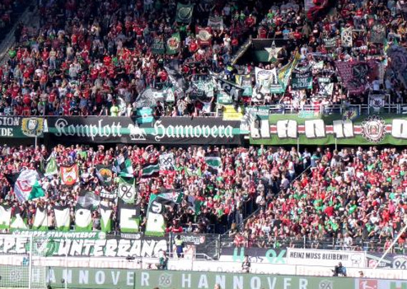 Viele Gruppen und Fanclubs aus der Fanszene von Hannover 96 haben gemeinsam eine Stellungnahme zu den gestrigen Vorfällen verfasst.<br />Symbolbild: soke2.de”><figcaption>Viele Gruppen und Fanclubs aus der Fanszene von Hannover 96 haben gemeinsam eine Stellungnahme zu den gestrigen Vorfällen verfasst.<br />Symbolbild: soke2.de</figcaption></figure>
                </div>
                
                <!-- YouTube (Meta-Feld) -->
                
            </div>
        </article>

                <script>
        (function() {
            var root = document.querySelector('.ff-single-news-gallery');
            if (!root) return;
            var slides = root.querySelectorAll('.ff-single-news-gallery-slide');
            var dots = root.querySelectorAll('.ff-single-news-gallery-dot');
            var prev = root.querySelector('.ff-single-news-gallery-prev');
            var next = root.querySelector('.ff-single-news-gallery-next');
            var n = slides.length;
            if (n < 2) return;
            var i = 0;
            function closeAllImgInfo() {
                root.querySelectorAll('.ff-fv-img-info-host.is-info-open').forEach(function(host) {
                    host.classList.remove('is-info-open');
                    var b = host.querySelector('.ff-fv-img-info-btn');
                    var p = host.querySelector('.ff-fv-img-info-panel');
                    if (b) b.setAttribute('aria-expanded', 'false');
                    if (p) p.setAttribute('aria-hidden', 'true');
                });
            }
            function show(idx) {
                closeAllImgInfo();
                i = ((idx % n) + n) % n;
                for (var s = 0; s < n; s++) {
                    if (s === i) slides[s].removeAttribute('hidden'); else slides[s].setAttribute('hidden', '');
                }
                for (var s = 0; s < dots.length; s++) {
                    dots[s].classList.toggle('is-active', s === i);
                    dots[s].setAttribute('aria-selected', s === i ? 'true' : 'false');
                }
            }
            if (prev) prev.addEventListener('click', function() { show(i - 1); });
            if (next) next.addEventListener('click', function() { show(i + 1); });
            for (var d = 0; d < dots.length; d++) {
                (function(di) { dots[di].addEventListener('click', function() { show(di); }); })(d);
            }
        })();
        </script>
        
        <!-- Kommentare -->
                <section class=