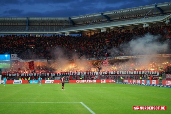 Die Wunderkerzen-Aktion in der Nordkurve.<br />Bild: nur-der-scf.de”><figcaption>Die Wunderkerzen-Aktion in der Nordkurve.<br />Bild: nur-der-scf.de</figcaption></figure>
<figure><img decoding=