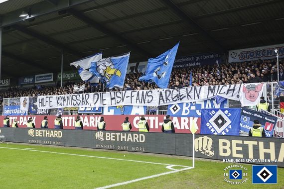 Spruchband im Gästeblock.<br />Bild: hsv-sc.de”><figcaption>Spruchband im Gästeblock.<br />Bild: hsv-sc.de</figcaption></figure>
<figure><img decoding=
