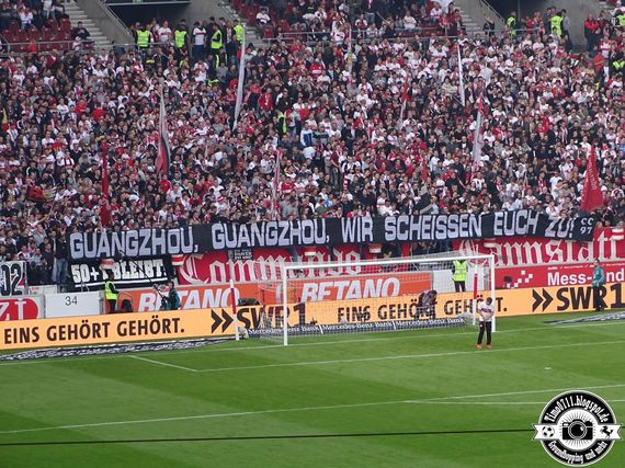 Das Commando Cannstatt machte in der Hinrunde klar, was man von einem Investor aus China halten würde. Nun könnte eine französische Gruppe Anteile an der VfB Stuttgart AG erwerben.<br />Bild: timo0711.blogspot.de”><figcaption>Das Commando Cannstatt machte in der Hinrunde klar, was man von einem Investor aus China halten würde. Nun könnte eine französische Gruppe Anteile an der VfB Stuttgart AG erwerben.<br />Bild: timo0711.blogspot.de</figcaption></figure>
<figure><img decoding=