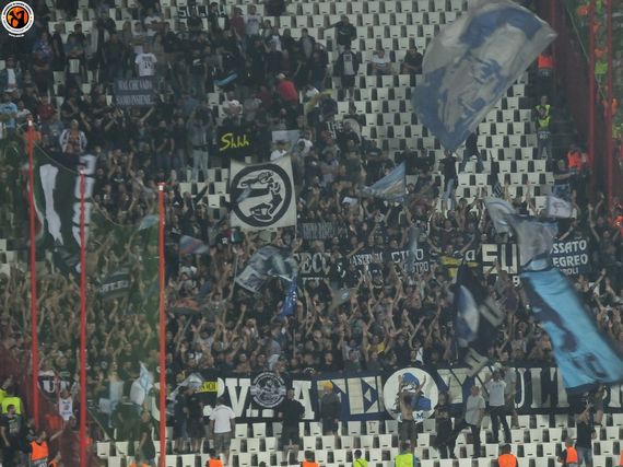 Einem 25 Jahre alten SSC Napoli-Ultrà wird vorgeworfen den Varese-Ultrà am 26. Dezember überfahren zu haben. <br />Symbolbild: Unterwegs in Sachen Fussball – www.uisf.de“><figcaption>Einem 25 Jahre alten SSC Napoli-Ultrà wird vorgeworfen den Varese-Ultrà am 26. Dezember überfahren zu haben. <br />Symbolbild: Unterwegs in Sachen Fussball – www.uisf.de</figcaption></figure>
            </div>

                    </article>

                <section class=