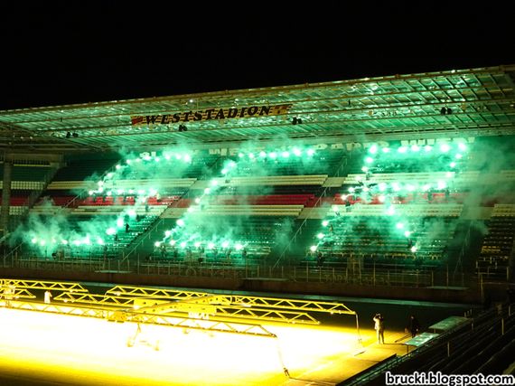 Grüner SCR-Schriftzug im Block West.<br />Bild: brucki.blogspot.com“><figcaption>Grüner SCR-Schriftzug im Block West.<br />Bild: brucki.blogspot.com</figcaption></figure>
<figure><img decoding=