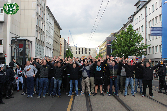 Werder Bremen-Fans bei einem Fanmarsch in Hannover.<br />Bild: Wanderers-Bremen.de”><figcaption>Werder Bremen-Fans bei einem Fanmarsch in Hannover.<br />Bild: Wanderers-Bremen.de</figcaption></figure>
                </div>
                
                <!-- YouTube (Meta-Feld) -->
                
            </div>
        </article>

                <script>
        (function() {
            var root = document.querySelector('.ff-single-news-gallery');
            if (!root) return;
            var slides = root.querySelectorAll('.ff-single-news-gallery-slide');
            var dots = root.querySelectorAll('.ff-single-news-gallery-dot');
            var prev = root.querySelector('.ff-single-news-gallery-prev');
            var next = root.querySelector('.ff-single-news-gallery-next');
            var n = slides.length;
            if (n < 2) return;
            var i = 0;
            function closeAllImgInfo() {
                root.querySelectorAll('.ff-fv-img-info-host.is-info-open').forEach(function(host) {
                    host.classList.remove('is-info-open');
                    var b = host.querySelector('.ff-fv-img-info-btn');
                    var p = host.querySelector('.ff-fv-img-info-panel');
                    if (b) b.setAttribute('aria-expanded', 'false');
                    if (p) p.setAttribute('aria-hidden', 'true');
                });
            }
            function show(idx) {
                closeAllImgInfo();
                i = ((idx % n) + n) % n;
                for (var s = 0; s < n; s++) {
                    if (s === i) slides[s].removeAttribute('hidden'); else slides[s].setAttribute('hidden', '');
                }
                for (var s = 0; s < dots.length; s++) {
                    dots[s].classList.toggle('is-active', s === i);
                    dots[s].setAttribute('aria-selected', s === i ? 'true' : 'false');
                }
            }
            if (prev) prev.addEventListener('click', function() { show(i - 1); });
            if (next) next.addEventListener('click', function() { show(i + 1); });
            for (var d = 0; d < dots.length; d++) {
                (function(di) { dots[di].addEventListener('click', function() { show(di); }); })(d);
            }
        })();
        </script>
        
        <!-- Kommentare -->
                <section class=