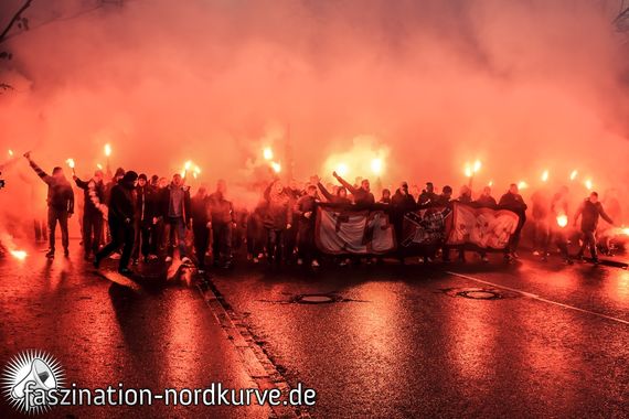 Der Marsch zu den Handballdamen.<br />Bild: Faszination-Nordkurve.de”><figcaption>Der Marsch zu den Handballdamen.<br />Bild: Faszination-Nordkurve.de</figcaption></figure>
<figure><img decoding=