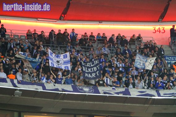Die Fanszene von Hertha BSC organisiert zum Auswärtsspiel beim FC Bayern München einen selbstverwalteten Sonderzug.<br />Bild: Hertha-Inside.de”><figcaption>Die Fanszene von Hertha BSC organisiert zum Auswärtsspiel beim FC Bayern München einen selbstverwalteten Sonderzug.<br />Bild: Hertha-Inside.de</figcaption></figure>
                </div>
                
                <!-- YouTube (Meta-Feld) -->
                
            </div>
        </article>

                <script>
        (function() {
            var root = document.querySelector('.ff-single-news-gallery');
            if (!root) return;
            var slides = root.querySelectorAll('.ff-single-news-gallery-slide');
            var dots = root.querySelectorAll('.ff-single-news-gallery-dot');
            var prev = root.querySelector('.ff-single-news-gallery-prev');
            var next = root.querySelector('.ff-single-news-gallery-next');
            var n = slides.length;
            if (n < 2) return;
            var i = 0;
            function closeAllImgInfo() {
                root.querySelectorAll('.ff-fv-img-info-host.is-info-open').forEach(function(host) {
                    host.classList.remove('is-info-open');
                    var b = host.querySelector('.ff-fv-img-info-btn');
                    var p = host.querySelector('.ff-fv-img-info-panel');
                    if (b) b.setAttribute('aria-expanded', 'false');
                    if (p) p.setAttribute('aria-hidden', 'true');
                });
            }
            function show(idx) {
                closeAllImgInfo();
                i = ((idx % n) + n) % n;
                for (var s = 0; s < n; s++) {
                    if (s === i) slides[s].removeAttribute('hidden'); else slides[s].setAttribute('hidden', '');
                }
                for (var s = 0; s < dots.length; s++) {
                    dots[s].classList.toggle('is-active', s === i);
                    dots[s].setAttribute('aria-selected', s === i ? 'true' : 'false');
                }
            }
            if (prev) prev.addEventListener('click', function() { show(i - 1); });
            if (next) next.addEventListener('click', function() { show(i + 1); });
            for (var d = 0; d < dots.length; d++) {
                (function(di) { dots[di].addEventListener('click', function() { show(di); }); })(d);
            }
        })();
        </script>
        
        <!-- Kommentare -->
                <section class=