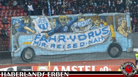 Optische Aktion der FCZ-Fans beim Heimspiel gegen Bayer 04 Leverkusen.<br />Bild: Haberlands-Erben.de“><figcaption>Optische Aktion der FCZ-Fans beim Heimspiel gegen Bayer 04 Leverkusen.<br />Bild: Haberlands-Erben.de</figcaption></figure>
<figure><img decoding=