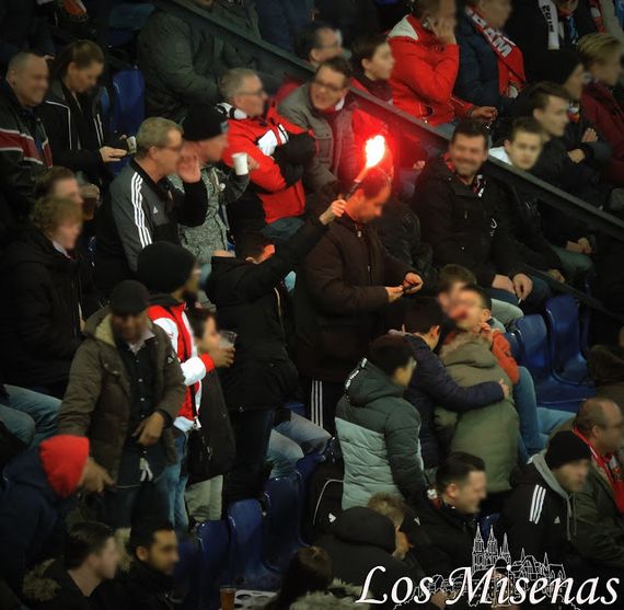 In den Niederlanden wurde bisher lascher mit Pyrotechnik-Vorfällen umgegangen, als in Deutschland.<br />Bild: losmisenas.blogspot.de“><figcaption>In den Niederlanden wurde bisher lascher mit Pyrotechnik-Vorfällen umgegangen, als in Deutschland.<br />Bild: losmisenas.blogspot.de</figcaption></figure>
<figure><img decoding=