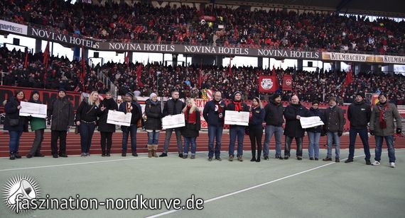 Die Spendenübergabe in der Halbzeitpause.<br />Bild: Faszination-Nordkurve.de”><figcaption>Die Spendenübergabe in der Halbzeitpause.<br />Bild: Faszination-Nordkurve.de</figcaption></figure>
<figure><img decoding=