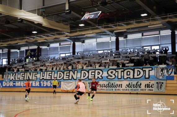 Die CFC-Fans unterstützten die Jugendspieler optisch und akustisch.<br />Bild: fokusfischerwiese.com”><figcaption>Die CFC-Fans unterstützten die Jugendspieler optisch und akustisch.<br />Bild: fokusfischerwiese.com</figcaption></figure>
                </div>
                
                <!-- YouTube (Meta-Feld) -->
                
            </div>
        </article>

                <script>
        (function() {
            var root = document.querySelector('.ff-single-news-gallery');
            if (!root) return;
            var slides = root.querySelectorAll('.ff-single-news-gallery-slide');
            var dots = root.querySelectorAll('.ff-single-news-gallery-dot');
            var prev = root.querySelector('.ff-single-news-gallery-prev');
            var next = root.querySelector('.ff-single-news-gallery-next');
            var n = slides.length;
            if (n < 2) return;
            var i = 0;
            function closeAllImgInfo() {
                root.querySelectorAll('.ff-fv-img-info-host.is-info-open').forEach(function(host) {
                    host.classList.remove('is-info-open');
                    var b = host.querySelector('.ff-fv-img-info-btn');
                    var p = host.querySelector('.ff-fv-img-info-panel');
                    if (b) b.setAttribute('aria-expanded', 'false');
                    if (p) p.setAttribute('aria-hidden', 'true');
                });
            }
            function show(idx) {
                closeAllImgInfo();
                i = ((idx % n) + n) % n;
                for (var s = 0; s < n; s++) {
                    if (s === i) slides[s].removeAttribute('hidden'); else slides[s].setAttribute('hidden', '');
                }
                for (var s = 0; s < dots.length; s++) {
                    dots[s].classList.toggle('is-active', s === i);
                    dots[s].setAttribute('aria-selected', s === i ? 'true' : 'false');
                }
            }
            if (prev) prev.addEventListener('click', function() { show(i - 1); });
            if (next) next.addEventListener('click', function() { show(i + 1); });
            for (var d = 0; d < dots.length; d++) {
                (function(di) { dots[di].addEventListener('click', function() { show(di); }); })(d);
            }
        })();
        </script>
        
        <!-- Kommentare -->
                <section class=