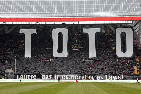 Die Choreografie in der Westkurve.<br />Bild: www.der-betze-brennt.de”><figcaption>Die Choreografie in der Westkurve.<br />Bild: www.der-betze-brennt.de</figcaption></figure>
<figure><img decoding=