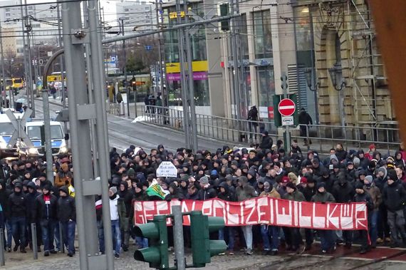 Weitere Botschaft der Dynamo- und FSV-Fans auf der Demo.<br />Bild: ellesseimwunderland”><figcaption>Weitere Botschaft der Dynamo- und FSV-Fans auf der Demo.<br />Bild: ellesseimwunderland</figcaption></figure>
                </div>
                
                <!-- YouTube (Meta-Feld) -->
                
            </div>
        </article>

                <script>
        (function() {
            var root = document.querySelector('.ff-single-news-gallery');
            if (!root) return;
            var slides = root.querySelectorAll('.ff-single-news-gallery-slide');
            var dots = root.querySelectorAll('.ff-single-news-gallery-dot');
            var prev = root.querySelector('.ff-single-news-gallery-prev');
            var next = root.querySelector('.ff-single-news-gallery-next');
            var n = slides.length;
            if (n < 2) return;
            var i = 0;
            function closeAllImgInfo() {
                root.querySelectorAll('.ff-fv-img-info-host.is-info-open').forEach(function(host) {
                    host.classList.remove('is-info-open');
                    var b = host.querySelector('.ff-fv-img-info-btn');
                    var p = host.querySelector('.ff-fv-img-info-panel');
                    if (b) b.setAttribute('aria-expanded', 'false');
                    if (p) p.setAttribute('aria-hidden', 'true');
                });
            }
            function show(idx) {
                closeAllImgInfo();
                i = ((idx % n) + n) % n;
                for (var s = 0; s < n; s++) {
                    if (s === i) slides[s].removeAttribute('hidden'); else slides[s].setAttribute('hidden', '');
                }
                for (var s = 0; s < dots.length; s++) {
                    dots[s].classList.toggle('is-active', s === i);
                    dots[s].setAttribute('aria-selected', s === i ? 'true' : 'false');
                }
            }
            if (prev) prev.addEventListener('click', function() { show(i - 1); });
            if (next) next.addEventListener('click', function() { show(i + 1); });
            for (var d = 0; d < dots.length; d++) {
                (function(di) { dots[di].addEventListener('click', function() { show(di); }); })(d);
            }
        })();
        </script>
        
        <!-- Kommentare -->
                <section class=