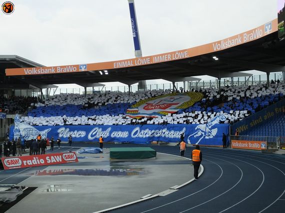 Die Choreografie der Hansa-Fans.<br />Bild: Unterwegs in Sachen Fussball – www.uisf.de”><figcaption>Die Choreografie der Hansa-Fans.<br />Bild: Unterwegs in Sachen Fussball – www.uisf.de</figcaption></figure>
<figure><img decoding=