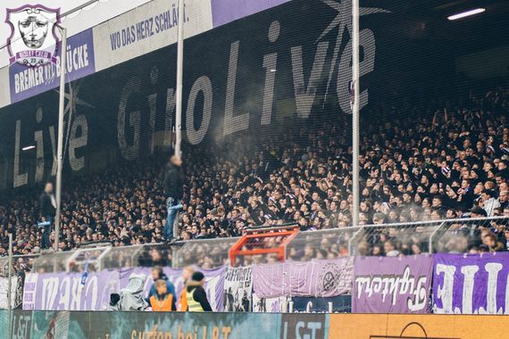 In der Ostkurve wurde eine geplante Choreografie abgesagt und die Zaunfahnen falsch herum aufgehangen.<br />Bild: violetcrew.de”><figcaption>In der Ostkurve wurde eine geplante Choreografie abgesagt und die Zaunfahnen falsch herum aufgehangen.<br />Bild: violetcrew.de</figcaption></figure>
<figure><img decoding=