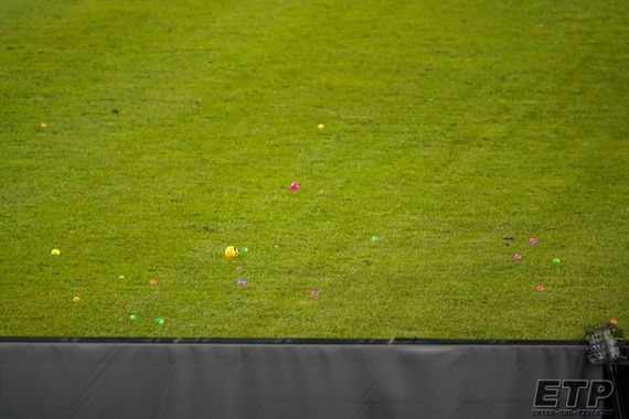 Fliegende Bälle der Braunschweig-Fans sorgten in Münster für eine Unterbrechung des Montagspiels.<br />Bild: enter-the-pitch.de”><figcaption>Fliegende Bälle der Braunschweig-Fans sorgten in Münster für eine Unterbrechung des Montagspiels.<br />Bild: enter-the-pitch.de</figcaption></figure>
<figure><img decoding=