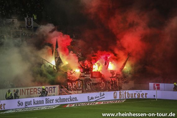 Pyroshow der Hannover 96-Fans in Mainz.<br />Bild: rheinhessen-on-tour.de”><figcaption>Pyroshow der Hannover 96-Fans in Mainz.<br />Bild: rheinhessen-on-tour.de</figcaption></figure>
<figure><img decoding=