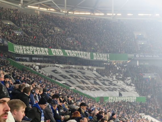 Die Choreografie im Gästeblock.<br />Bild: Susanneblondundblau”><figcaption>Die Choreografie im Gästeblock.<br />Bild: Susanneblondundblau</figcaption></figure>
<figure><img decoding=