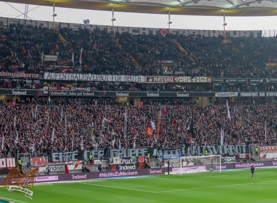 Spruchband für die mit Aufenthaltsverboten belegten SGE-Fans.<br />Bild: Eintracht-Online.net”><figcaption>Spruchband für die mit Aufenthaltsverboten belegten SGE-Fans.<br />Bild: Eintracht-Online.net</figcaption></figure>
<figure><img decoding=
