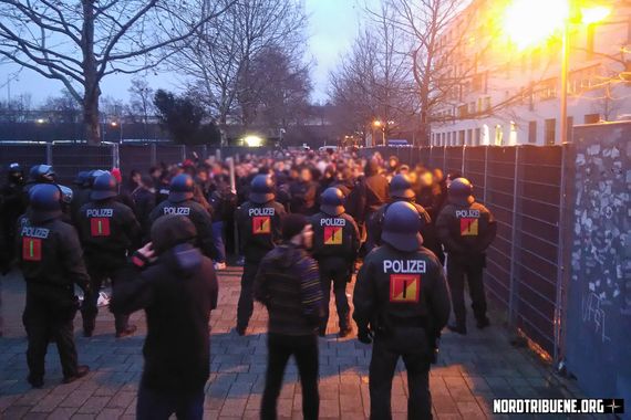 In diesem schmalen Gang wurden die SC Freiburg-Fans etwa eine Stunde lang von der Polizei eingekesselt.<br />Bild: Nordtribuene.org”><figcaption>In diesem schmalen Gang wurden die SC Freiburg-Fans etwa eine Stunde lang von der Polizei eingekesselt.<br />Bild: Nordtribuene.org</figcaption></figure>
<figure><img decoding=