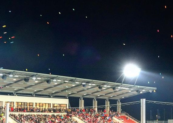 Aus Protest gegen die fanunfreundliche Anstoßzeit flogen Gegenstände auf das Spielfeld.<br />Bild: enter-the-pitch.de”><figcaption>Aus Protest gegen die fanunfreundliche Anstoßzeit flogen Gegenstände auf das Spielfeld.<br />Bild: enter-the-pitch.de</figcaption></figure>
<figure><img decoding=