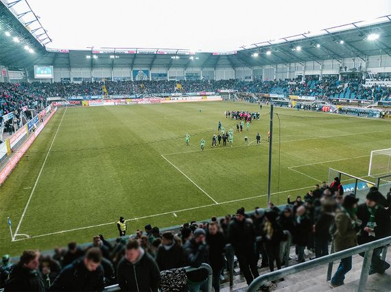 Nach der deutlichen Niederlage drehten die Kleeblatt-Fans dem eigenen Team symbolisch den Rücken zu. Bild: spvgg-fuerth.com