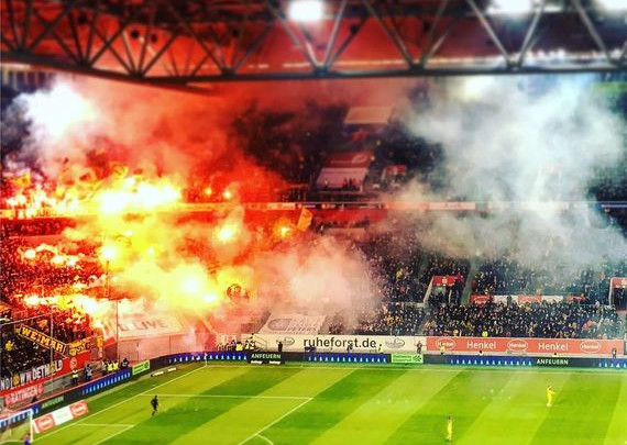 Pyroshow der BVB-Ultras in Düsseldorf.<br />Bild: matthiasdersch”><figcaption>Pyroshow der BVB-Ultras in Düsseldorf.<br />Bild: matthiasdersch</figcaption></figure>
<figure><img decoding=