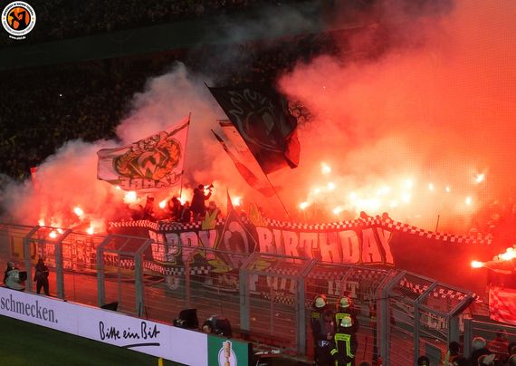 Die Pyroshow der Werder-Ultras zum 120. Vereinsgeburtstag.<br />Bild: Unterwegs in Sachen Fussball – www.uisf.de”><figcaption>Die Pyroshow der Werder-Ultras zum 120. Vereinsgeburtstag.<br />Bild: Unterwegs in Sachen Fussball – www.uisf.de</figcaption></figure>
<figure><img decoding=