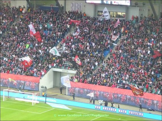 Der Frust bei RB Leipzig-Anhängern scheint zu wachsen.<br />Bild: facebook.com/pugbowler”><figcaption>Der Frust bei RB Leipzig-Anhängern scheint zu wachsen.<br />Bild: facebook.com/pugbowler</figcaption></figure>
                </div>
                
                <!-- YouTube (Meta-Feld) -->
                
            </div>
        </article>

                <script>
        (function() {
            var root = document.querySelector('.ff-single-news-gallery');
            if (!root) return;
            var slides = root.querySelectorAll('.ff-single-news-gallery-slide');
            var dots = root.querySelectorAll('.ff-single-news-gallery-dot');
            var prev = root.querySelector('.ff-single-news-gallery-prev');
            var next = root.querySelector('.ff-single-news-gallery-next');
            var n = slides.length;
            if (n < 2) return;
            var i = 0;
            function closeAllImgInfo() {
                root.querySelectorAll('.ff-fv-img-info-host.is-info-open').forEach(function(host) {
                    host.classList.remove('is-info-open');
                    var b = host.querySelector('.ff-fv-img-info-btn');
                    var p = host.querySelector('.ff-fv-img-info-panel');
                    if (b) b.setAttribute('aria-expanded', 'false');
                    if (p) p.setAttribute('aria-hidden', 'true');
                });
            }
            function show(idx) {
                closeAllImgInfo();
                i = ((idx % n) + n) % n;
                for (var s = 0; s < n; s++) {
                    if (s === i) slides[s].removeAttribute('hidden'); else slides[s].setAttribute('hidden', '');
                }
                for (var s = 0; s < dots.length; s++) {
                    dots[s].classList.toggle('is-active', s === i);
                    dots[s].setAttribute('aria-selected', s === i ? 'true' : 'false');
                }
            }
            if (prev) prev.addEventListener('click', function() { show(i - 1); });
            if (next) next.addEventListener('click', function() { show(i + 1); });
            for (var d = 0; d < dots.length; d++) {
                (function(di) { dots[di].addEventListener('click', function() { show(di); }); })(d);
            }
        })();
        </script>
        
        <!-- Kommentare -->
                <section class=