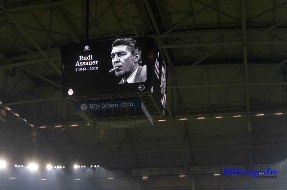 Trauer um Assauer gestern auf Schalke.<br />Bild: Sportfotografie UBfoto”><figcaption>Trauer um Assauer gestern auf Schalke.<br />Bild: Sportfotografie UBfoto</figcaption></figure>
<figure><img decoding=