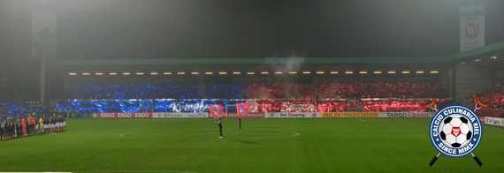 Die Choreografie der Holstein Kiel-Fans.<br />Bild: Calcio-Culinaria.de”><figcaption>Die Choreografie der Holstein Kiel-Fans.<br />Bild: Calcio-Culinaria.de</figcaption></figure>
<figure><img decoding=