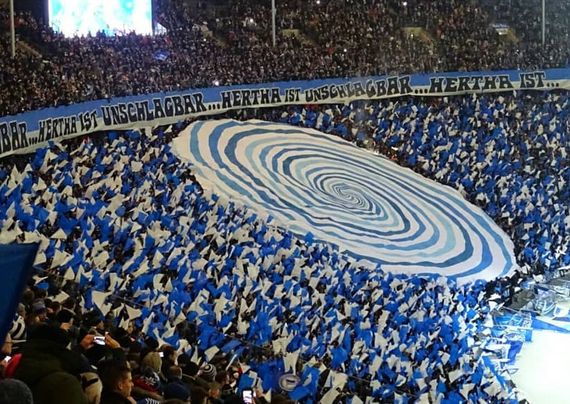 Die Choreografie in der Ostkurve.<br />Bild: dieser_littmann”><figcaption>Die Choreografie in der Ostkurve.<br />Bild: dieser_littmann</figcaption></figure>
<figure><img decoding=