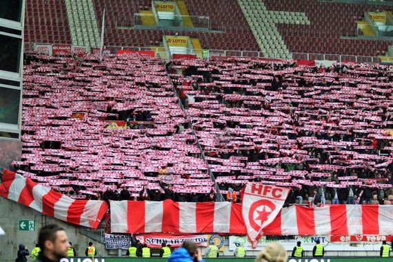 Intro der mitgereisten HFC-Fans.<br />Bild: ChemieHalle.de”><figcaption>Intro der mitgereisten HFC-Fans.<br />Bild: ChemieHalle.de</figcaption></figure>
<figure><img decoding=