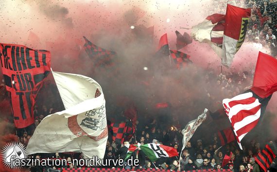 Pyroaktion vor Anpfiff im Gästeblock.<br />Bild: Faszination-Nordkurve.de”><figcaption>Pyroaktion vor Anpfiff im Gästeblock.<br />Bild: Faszination-Nordkurve.de</figcaption></figure>
<figure><img decoding=