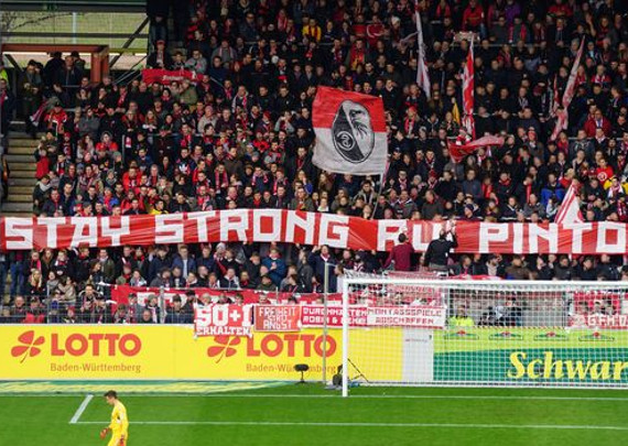 Spruchband am Samstag auf der Nordtribüne Freiburg.<br />Bild: Nordtribuene.org”><figcaption>Spruchband am Samstag auf der Nordtribüne Freiburg.<br />Bild: Nordtribuene.org</figcaption></figure>
<figure><img decoding=