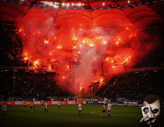 Die Pyroshow der Dynamo Dresden-Fans.<br />Bild: jokersradeberg.de”><figcaption>Die Pyroshow der Dynamo Dresden-Fans.<br />Bild: jokersradeberg.de</figcaption></figure>
<figure><img decoding=
