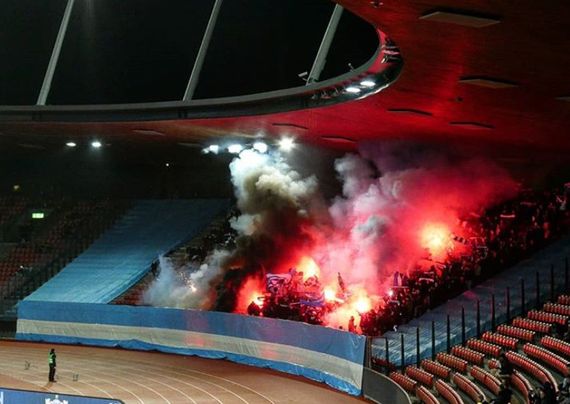 Pyroaktion im GCZ-Fanblock.<br />Bild: krani_b“><figcaption>Pyroaktion im GCZ-Fanblock.<br />Bild: krani_b</figcaption></figure>
<figure><img decoding=