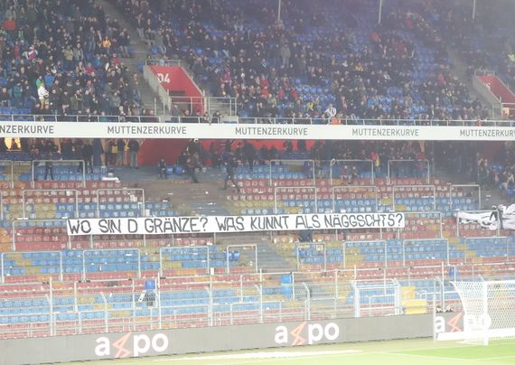 Protest der FC Basel-Fans in der Muttenzerkurve.<br />Bild: ground1312″><figcaption>Protest der FC Basel-Fans in der Muttenzerkurve.<br />Bild: ground1312</figcaption></figure>
<figure><img decoding=