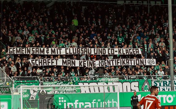 Das Spruchband der Fürther Ultras beim Heimspiel gegen Duisburg.<br />Bild: spvgg-fuerth.com”><figcaption>Das Spruchband der Fürther Ultras beim Heimspiel gegen Duisburg.<br />Bild: spvgg-fuerth.com</figcaption></figure>
                </div>
                
                <!-- YouTube (Meta-Feld) -->
                
            </div>
        </article>

                <script>
        (function() {
            var root = document.querySelector('.ff-single-news-gallery');
            if (!root) return;
            var slides = root.querySelectorAll('.ff-single-news-gallery-slide');
            var dots = root.querySelectorAll('.ff-single-news-gallery-dot');
            var prev = root.querySelector('.ff-single-news-gallery-prev');
            var next = root.querySelector('.ff-single-news-gallery-next');
            var n = slides.length;
            if (n < 2) return;
            var i = 0;
            function closeAllImgInfo() {
                root.querySelectorAll('.ff-fv-img-info-host.is-info-open').forEach(function(host) {
                    host.classList.remove('is-info-open');
                    var b = host.querySelector('.ff-fv-img-info-btn');
                    var p = host.querySelector('.ff-fv-img-info-panel');
                    if (b) b.setAttribute('aria-expanded', 'false');
                    if (p) p.setAttribute('aria-hidden', 'true');
                });
            }
            function show(idx) {
                closeAllImgInfo();
                i = ((idx % n) + n) % n;
                for (var s = 0; s < n; s++) {
                    if (s === i) slides[s].removeAttribute('hidden'); else slides[s].setAttribute('hidden', '');
                }
                for (var s = 0; s < dots.length; s++) {
                    dots[s].classList.toggle('is-active', s === i);
                    dots[s].setAttribute('aria-selected', s === i ? 'true' : 'false');
                }
            }
            if (prev) prev.addEventListener('click', function() { show(i - 1); });
            if (next) next.addEventListener('click', function() { show(i + 1); });
            for (var d = 0; d < dots.length; d++) {
                (function(di) { dots[di].addEventListener('click', function() { show(di); }); })(d);
            }
        })();
        </script>
        
        <!-- Kommentare -->
                <section class=